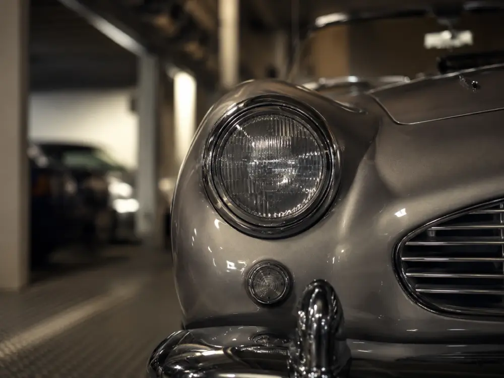 Dettaglio di un'automobile classica custodita